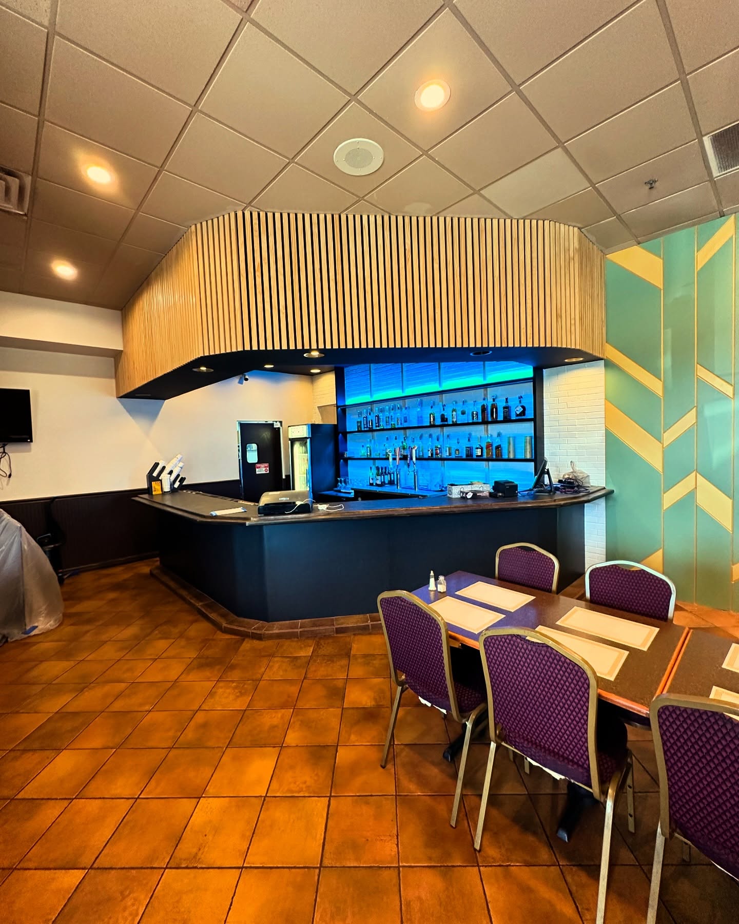 Built-in bar with backsplash and shelving, custom-built for the space, by AVP Construction JAX in Jacksonville & St. Johns County, FL