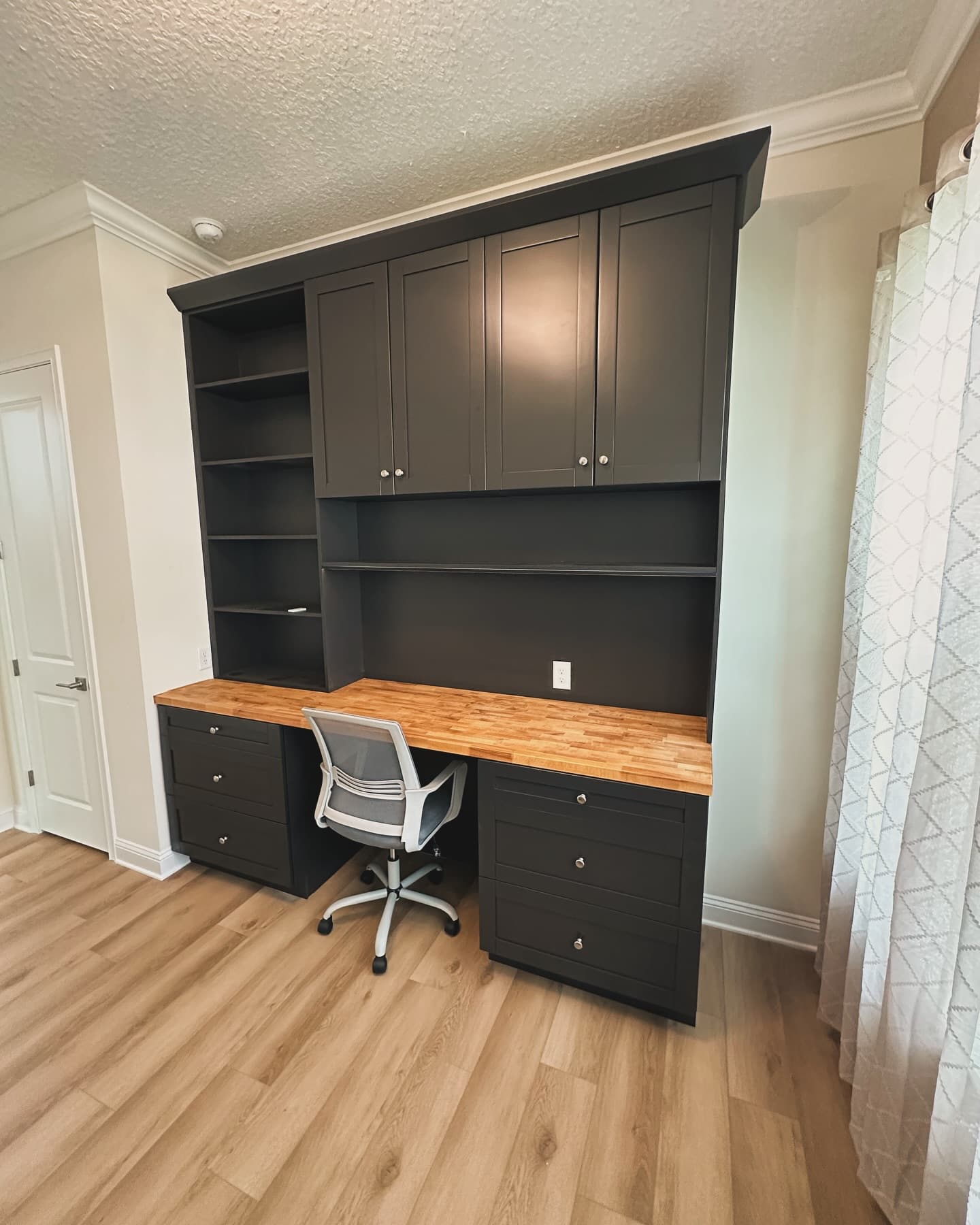Desk Surfaces That Survive Real Work: What We Build Tops From